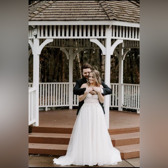 Galina Signature Wedding Dress SIZE 4 - Picture 6 of 8